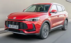 Czerwony MG samochód w ruchu. Sprawdź atrakcyjną cenę tego SUV-a.