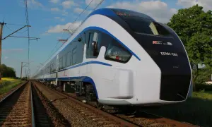 Nowoczesny pociąg ED161-001, najszybszy pociąg w Polsce, mknie po torach wśród zieleni.
