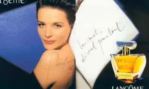 Kobieta z subtelnym uśmiechem, flakonik perfum Lancôme Poême i odręczne pismo na białym tle.