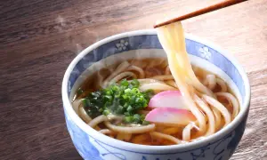 Jak zrobić makaron udon w domu – prosta receptura krok po kroku