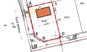Plan działki z zaznaczonym budynkiem i wymiarami. Określa, ile się czeka na warunki zabudowy, pokazując granice terenu i jego parametry.