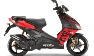 Sportowy skuter Aprilia SR 50 w czerwono-czarnej kolorystyce. Zastanawiasz się, ile jedzie skuter 50 bez blokad? Ten model potrafi zaskoczyć!