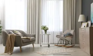 Jasne, oto propozycja:

Jasne zasłony tworzą przytulną atmosferę. Ile firany na karnisz 200 cm? Wygodny fotel i sofa zapraszają do odpoczynku.