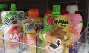 Czy musy owocowe są zdrowe dla dorosłych? Na półce widać różne musy owocowe, m.in. Kubuś banan jabłko, Tymbark, Hortex.