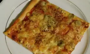 Idealna pizza: Szybkie rozmrażanie ciasta na pizzę bez wpadek