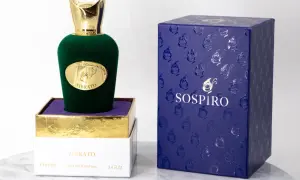 Elegancka butelka perfum Sospiro Vibrato w zielonym aksamicie, ze złotą nakrętką i ozdobnym pudełkiem.