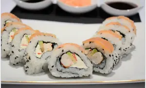 Roladki sushi z łososiem i krewetkami. Dowiedz się, jak przygotować krewetki do sushi, by były idealnym dodatkiem do Twoich ulubionych rolek.