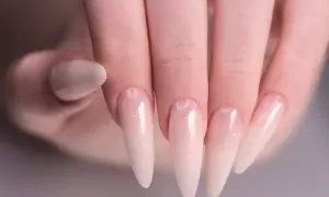 Delikatny manicure baby boomer na długich paznokciach, z subtelnym brokatem.