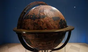 Der Behaim Globus, ein historisches Meisterwerk, zeigt die Welt vor der Entdeckung Amerikas.