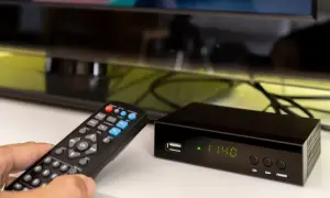 Pilot steruje dekoderem do telewizji naziemnej, który wyświetla godzinę.
