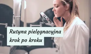 Kobieta sprawdza cerę w lusterku. Poznaj rutynę pielęgnacyjną krok po kroku, by dowiedzieć się, jak zadbać o cerę.