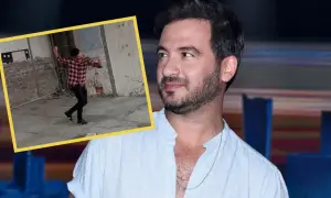 Stefano Terrazzino w kadrze, w tle jego taniec w surowym wnętrzu. Wzrost artysty jest imponujący.