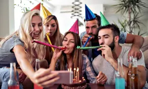Grupa przyjaciół świętuje 30 urodziny, dmuchając w trąbki i robiąc sobie selfie. To świetne 30 urodziny inspiracje!