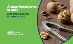 Noci e schiaccianoci su un tavolo di legno. Mangiare noci alla sera fa bene.