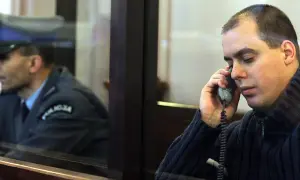 Mężczyzna rozmawia przez telefon, w tle widać funkcjonariusza. Ciekawe, ile lat ma misiek z Nadarzyna?