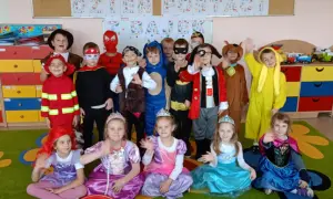 Myślę, że to świetny pomysł! Oto propozycja tytułu, która spełnia wszystkie kryteria: Projekt artystyczno-edukacyjny: przewodnik od pomysłu do sukcesu
