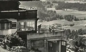 Blick vom Berghof Obersalzberg auf das malerische Tal. Menschen genießen die Aussicht von der Terrasse.