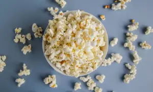 En skål med popcorn, perfekt för filmkvällen. Tänk på popcorn kalorier om du äter för mycket!