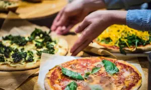 Härliga stenugnsbakade pizzor med färska grönsaker. Perfekt för en god måltid, men tänk på stenugnsbakad pizza kalorier om du vill hålla koll.