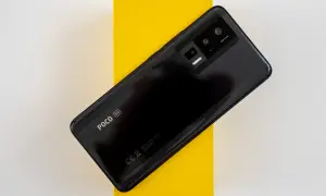 Teléfono negro con módulo de cámara triple y logo POCO 5G. El sensor de proximidad Xiaomi es parte de su avanzada tecnología.