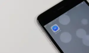 Na ekranie telefonu widoczna ikona Messengera. Zastanawiasz się, dlaczego nie widać aktywności na Messengerze? Może to być problem z połączeniem lub ustawieniami.