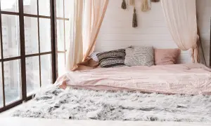 Jak zrobic baldachim nad łóżkiem zwykłym? Delikatne zasłony tworzą przytulny kącik nad łóżkiem, inspirowany stylem boho.
