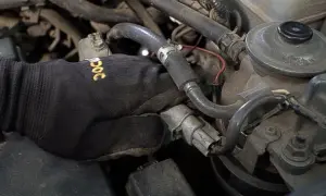 Gdzie jest filtr paliwa Corolla E12? Benzyna vs. Diesel znajdź go!