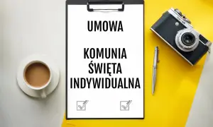 Wzór umowy z fotografem na komunię indywidualną. Na stole dokument, kawa i aparat.