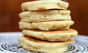Pile de pancakes moelleux au fromage blanc, parfaits pour un petit-déjeuner gourmand.