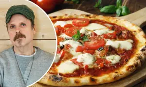 Jonas Cramby njuter av en utsökt pizza med tomater och mozzarella.