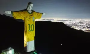 Rio de Janeiro Jezus w koszulce z numerem 10, symbolizujący dumę Brazylii, góruje nad nocnym miastem.