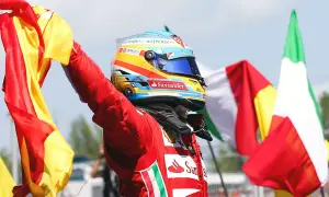 Fernando Alonso, piloto de Ferrari, celebra con banderas de España e Italia.