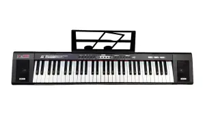 Czarny keyboard z nutami na stojaku, idealny do nauki gry na keyboardzie dla początkujących.