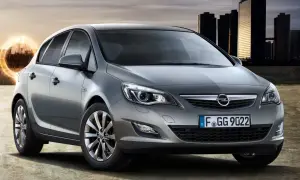 Szary Opel Astra J 1.4 Turbo 140 KM na tle miasta. Opinie o tym modelu są pozytywne.