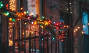 Lampki na balkon w bloku: Montaż bez wiercenia i ryzyka?