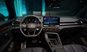 Interni moderni e tecnologici della Cupra Terramar, con ampio display centrale, volante sportivo e illuminazione d'ambiente.