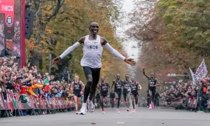 Eliud Kipchoge przekracza linię mety, ustanawiając nowy maraton rekord świata. Tłumy wiwatują, widząc historyczny bieg.