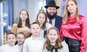 Rodzina w świątecznej atmosferze, z uśmiechem na twarzach. Szalom!