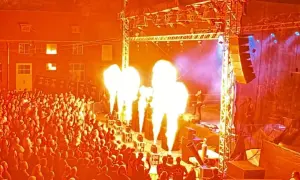 Spektakuläre Görlitz Konzerte mit Flammenwerfern und jubelndem Publikum vor historischer Kulisse.