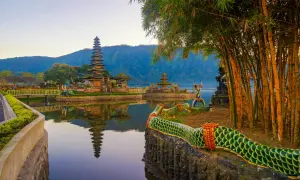 Bali, wyspa bogów, wita malowniczym jeziorem i świątynią Pura Ulun Danu Bratan. Smocze zdobienia dodają magii.