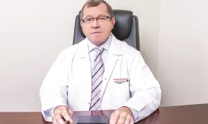 Profesor Mirosław Ząbek, specjalista neurochirurg, w swoim gabinecie. Jego centrum Gamma Knife to miejsce, gdzie ratuje życie.