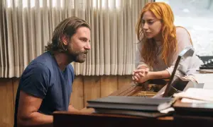 Bradley Cooper i Lady Gaga przy pianinie, początek ich wspólnej drogi w narodziny gwiazdy.