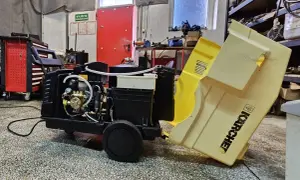 Kärcher myjka ciśnieniowa nie włącza się. Widoczny jest jej czarny korpus z elementami hydraulicznymi i żółta obudowa.