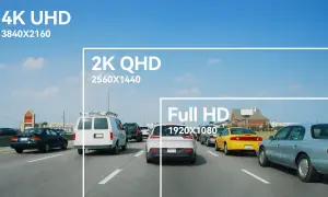 Autostrada w 4K UHD, 2K QHD i Full HD. Widok na ruch uliczny z samochodami i niebo.