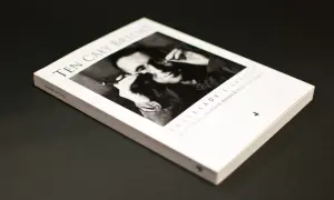 Okładka książki "Ten cały Brecht" z portretem autora.