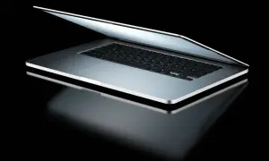 Elegancki laptop z otwartą klapą na czarnym tle. Dowiedz się, jak sprawdzić model laptopa, by poznać jego specyfikację.