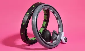 Zwei Hula Hoop Reifen mit Gewichten und Zählfunktion, einer davon ein Hula hoop mit ball testsieger.