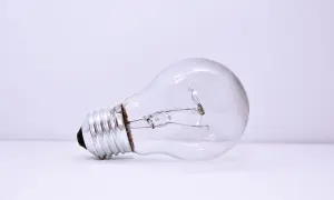 Lampadina a incandescenza, pronta per essere smaltita. Dove si buttano le lampadine? In discarica speciale, non nel vetro.