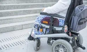 Kto może wystawić zlecenie na wózek inwalidzki? Oto kluczowe informacje