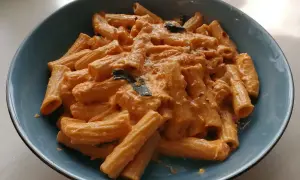 En krämig pasta med en härlig tomatsås, perfekt för ett snabbt vodka pasta recept. Toppad med chili och parmesan.